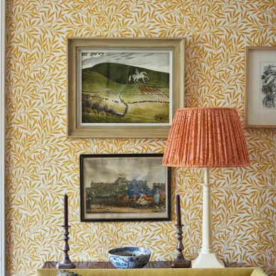 Willow keltainen lehtitapetti Morris olohuoneeseen kuva