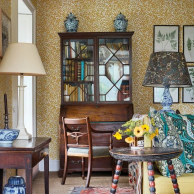 Willow keltainen lehtitapetti olohuoneeseen Morrikselta kuva