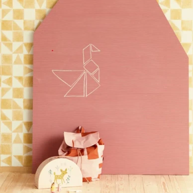 Chalk Board roosa raidallinen tapetti lastenhuoneeseen johon voi piirtaa Eijffingerilta kuva