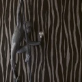 Zebra musta raidallinen nahkakuvioitu tapetti pinta osittain samettinen Eijffingerilta 300551