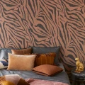 Zebra Skin punainen seepraraidallinen tapetti makuuhuoneeseen eijffingerilta 300605