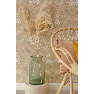 June beige kukkatapetti olohuoneeseen Majvillanilta 136 03 image