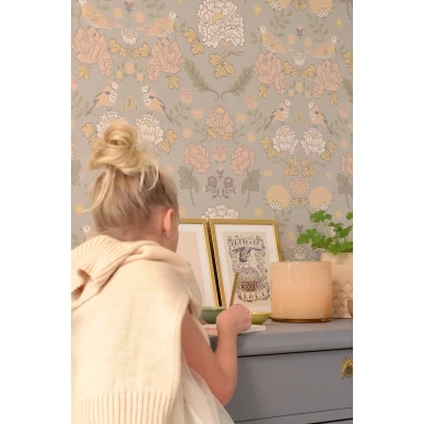 June harmaa kukkatapetti lastenhuoneeseen Majvillanilta 136 01 image