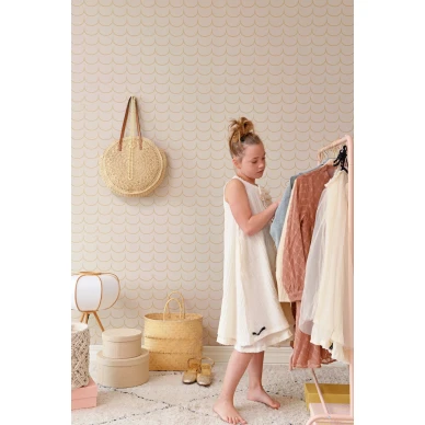 Drop Curtain harmaa beige graafinen tapetti lastenhuoneeseen Majvillan 137 01 kuva