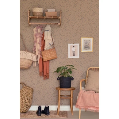 Animal Dots ruskea pilkullinen tapetti teinihuoneeseen Majvillanilta 142 01 kuva