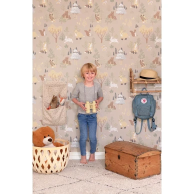 Deep Forest beige elaintapetti lastenhuoneeseen Majvillan 145 03 kuva