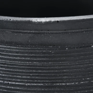 Ground Planter korkea musta betoniruukku lahikuva House Doctorilta kuva