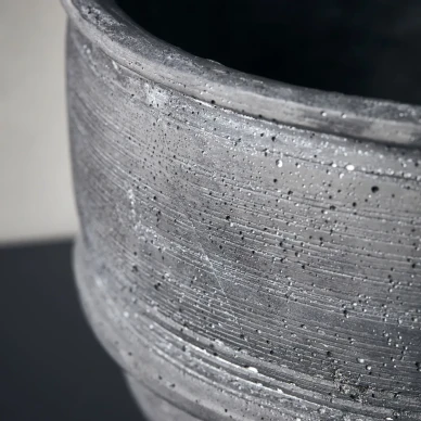 Ground Planter large iso musta betoniruukku lahikuva House Doctorilta kuva