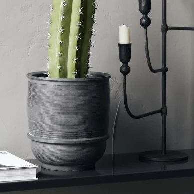 Ground Planter pieni betoniruukku House Doctorilta kuva