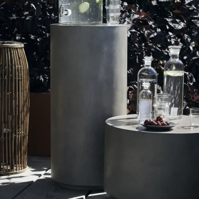 Out Pedestal harmaa pyorea betonipoyta terassiin House Doctor v2 image