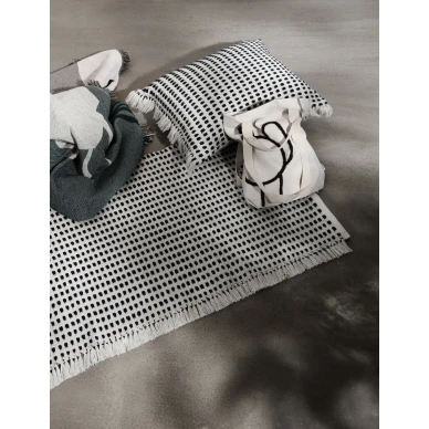 Way sinivalkoinen tyyny ulkokayttoon Ferm Livingilta kuva