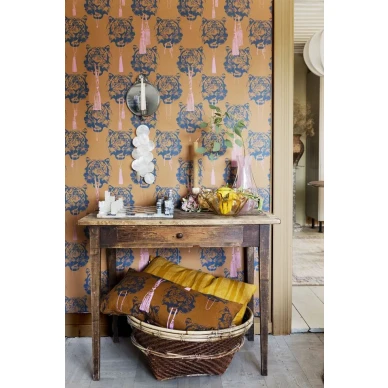 Coco Tiger sinapinkeltainen tiikeritapetti olohuoneeseen Studio Lisa Bengtsson image