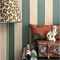 Stripe Forward vihrea raidallinen tapetti olohuoneeseen Studio Lisa Bengtsson