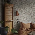 Linda beige kukkatapetti makuuhuoneeseen Sandbergilta