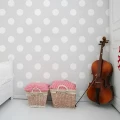 Dotty pilkullinen tapetti nuorisohuoneeseen Sandudd 100102