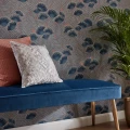 Clarice sininen retrotyylinen kukkatapetti olohuoneeseen 1838 Wallcoverings