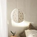 Dots hauska pilkullinen lampunvarjostin lastenhuoneeseen Ferm Livingilta