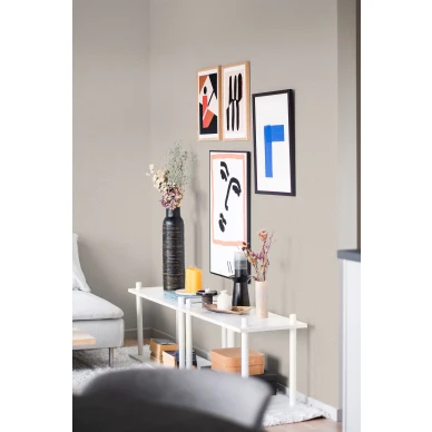 8629 beige yksivarinen tapetti olohuoneeseen Borastapeterilta image