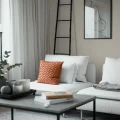 8638 tummanbeige yksivarinen tapetti olohuoneeseen Borastapeterilta