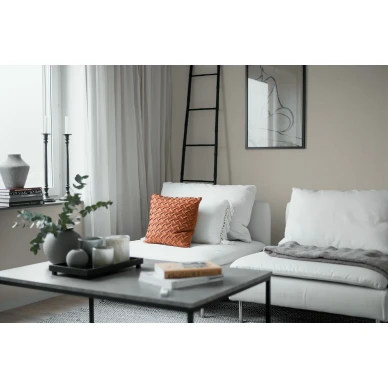 8638 tummanbeige yksivarinen tapetti olohuoneeseen Borastapeterilta kuva
