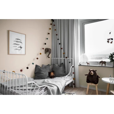 8645 vaalea beige yksivarinen tapetti lastenhuoneeseen Borastapeterilta kuva