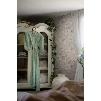 Lauras Cottage beige kukkatapetti makuuhuoneeseen Borastapeterilta kuva