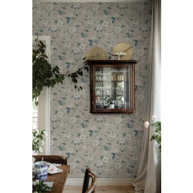 Lauras Cottage harmaa beige kukkatapetti ruokailuhuoneeseen Borastapeterilta kuva