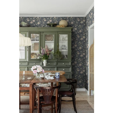 Lauras Cottage sininen kukkatapetti ruokailuhuoneeseen Borastapeterilta kuva