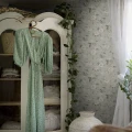 Lauras Cottage vihrea kukkatapetti makuuhuoneeseen Borastapeterilta