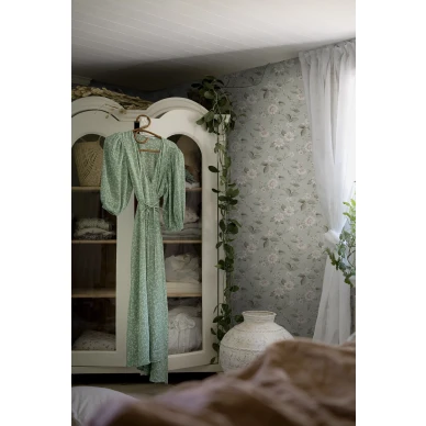 Lauras Cottage vihrea kukkatapetti makuuhuoneeseen Borastapeterilta kuva