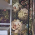 Designers Guild monivarinen kukkatapetti Minakari lahikuva