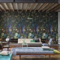 Designers Guild sininen graafinen kukkatapetti Minakari