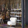Minakari roosa monivarinen kukkatapetti olohuoneeseen Designers Guildilta