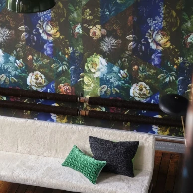 Minakari sininen kukkatapetti olohuoneeseen Designers guild kuva
