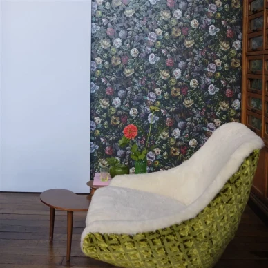 Designers Guild tumma kukkatapetti Mansur olohuoneeseen kuva