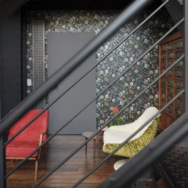 Designers Guild tumma kukkatapetti Mansur kuva