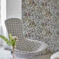 Mansur valkoinen monivarinen kukkatapetti olohuoneeseen Designers Guild