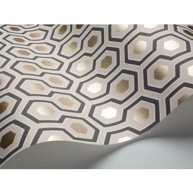 Hicks Hexagon beige harmaa geometrinen tapetti metallivareilla Cole et Sonilta kuva
