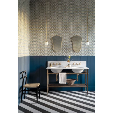 Hicks Hexagon kullanvarinen geometrinen tapetti kylpyhuoneeseen Cole et Sonilta kuva