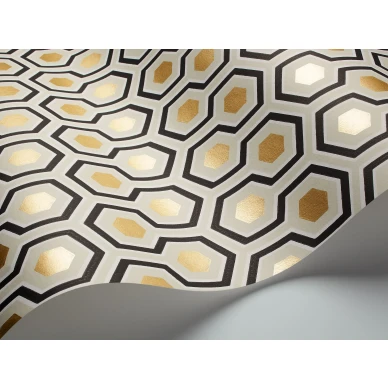 Hicks Hexagon kullanvarinen geometrinen tapetti metallivareilla Cole et Sonilta kuva