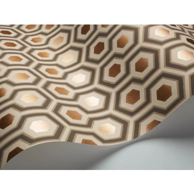Hicks Hexagon pronssinvarinen harmaa geometrinen tapetti metallivareilla Cole et Sonilta kuva