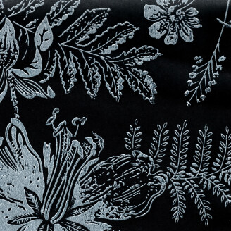 Lilja mustavalkoinen klassinen kukkatapetti Pihlgren ja Ritolalta 69752 image