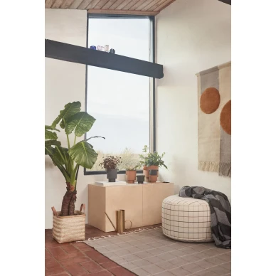 Grid Rug ruudullinen matto eteiseen OYOYlta kuva