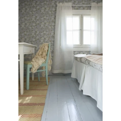 Harmaa paperitapetti ruusuilla Juhannusruusu 69274 Pihlgren ja Ritolalta kuva Eveliina Mustonen image