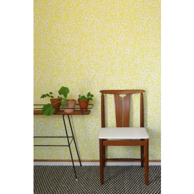 Keltainen kukkatapetti Kirsikkapuu 70072 Pihlgren ja Ritolalta kuva Hanna Kuuskoski kuva