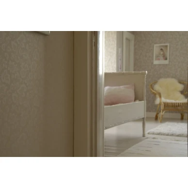 Valkoinen lintutapetti Lintu Sininen 69815 ja harmaa valkoinen kukkatapetti Kirsikkapuu 69213 Pihlgren ja Ritolalta kuva