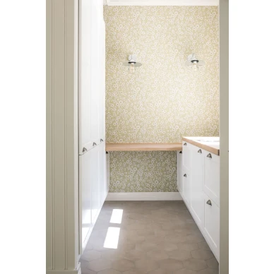 Vihrea kukkatapetti Kirsikkapuu 69212 Pihlgren ja Ritolalta Kuva Linnea Kuhmonen kuva