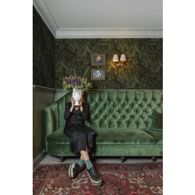 Amazon vihrea tiheakuvioinen lehtitapetti olohuoneeseen Rebel Wallsilta kuva