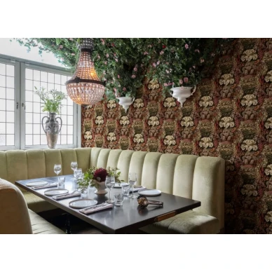 Aqulia punainen korallitapetti ruokailuhuoneeseen Rebel Wallsilta image