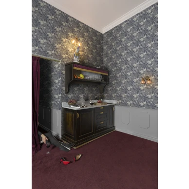 Saint Sebastian tummanharmaa puutapetti ruokailuhuoneeseen Rebel Wallsilta kuva